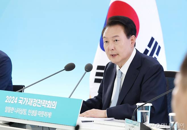 [세종=뉴시스] 전신 기자 = 윤석열 대통령이 17일 정부세종청사에서 열린 2024 국가재정전략회의에서 발언하고 있다. (대통령실통신사진기자단) 2024.05.17. photo1006@newsis.com /사진=전신