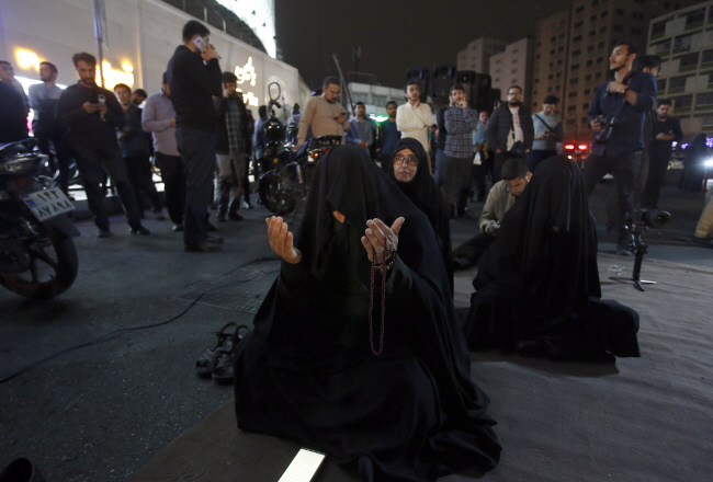 기도하는 테헤란 19일 이란 여성들이 수도 테헤란 발리아스르 광장에서 헬리콥터 추락 사고를 당한 에브라힘 라이시 대통령의 무사 귀환을 위한 기도를 하고 있다.  EPA 연합뉴스