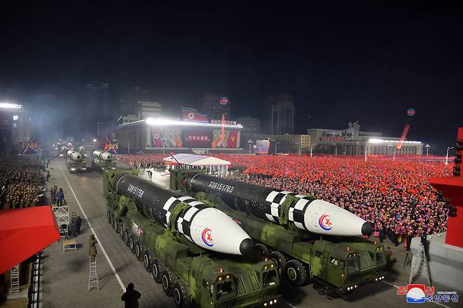 지난해 2월 8일 북한 조선인민군 창건일 75주년 기념 열병식에 등장한 신형 ICBM 화성-17형 모습. [연합]