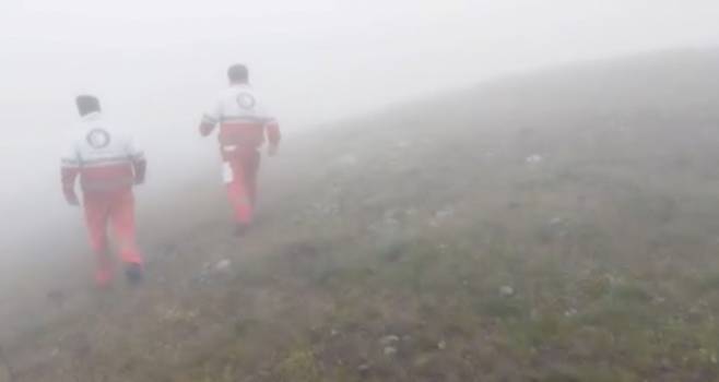 19일(현지시간) 이란 동아제르바이잔 주 바르자칸에서 에브라힘 라이시 이란 대통령을 태운 헬리콥터가 추락한 후 응급 요원들이 안개가 낀 지역을 걷고 있다. [로이터]