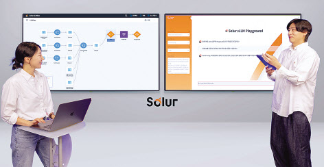 SK C&C 직원들이 고객 맞춤형 sLLM 구현 지원 플랫폼인 ‘솔루어 엘엘엠옵스’를 선보이고 있다.