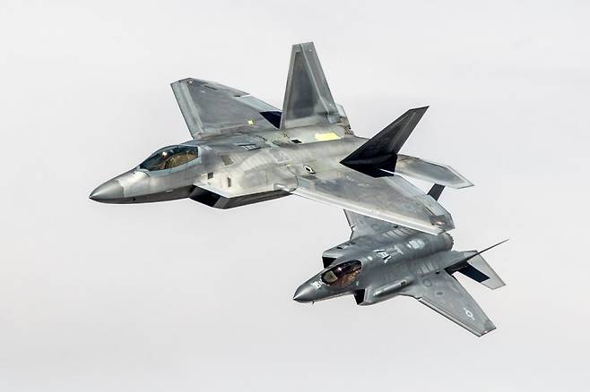 F-22 랩터 스텔스 전투기의 모습. [록히드마틴 홈페이지]