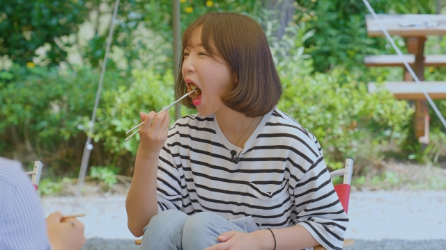 인기 유튜버 쯔양이 한국화학연구원 유튜브 '맛있는 화학'에 출연해 삼겹살을 먹고 있다.[한국화학연구원 제공]