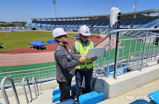 [광주=뉴시스] KT 직원들이 목포종합경기장에 구축된 통신 장비를 점검하는 모습.