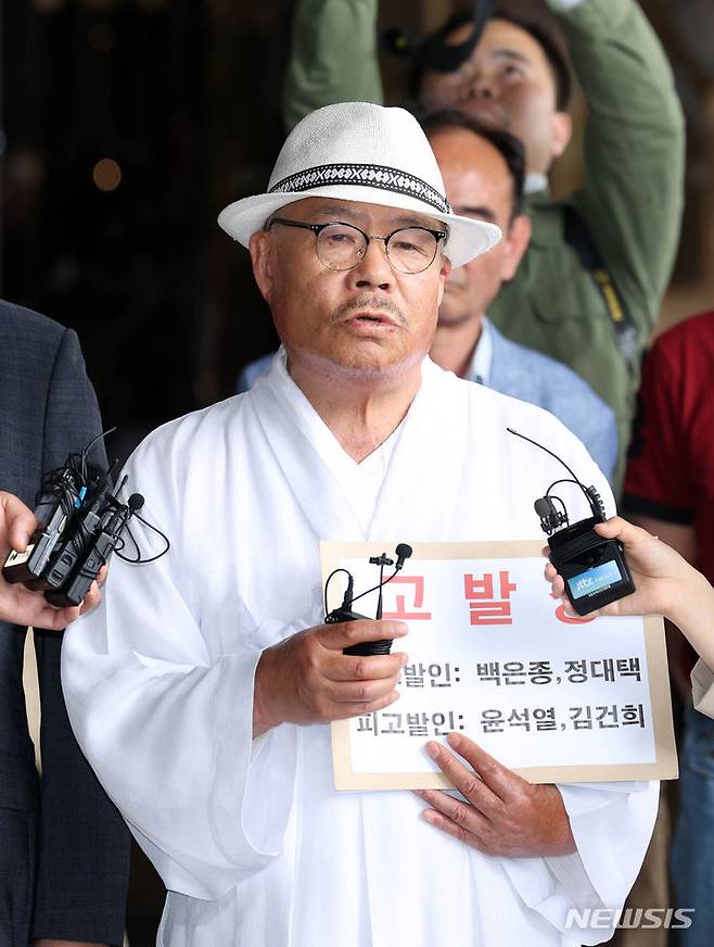 [서울=뉴시스] 김명년 기자 = 윤 대통령 부부를 청탁금지법 위반 등 혐의로 고발한 백은종 서울의소리 대표가 20일 오후 서울 서초구 서울중앙지방검찰청에서 고발인 조사를 받기 전 취재진의 질문에 답하고 있다. 2024.05.20. kmn@newsis.com