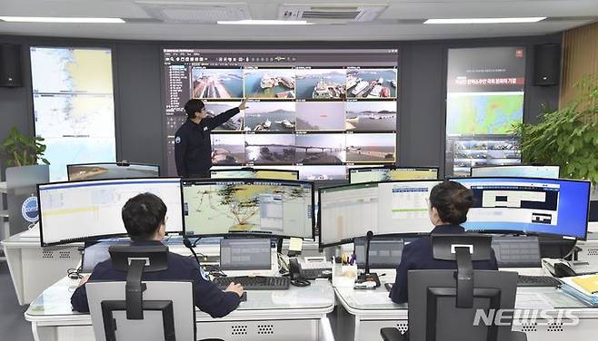 [서울=뉴시스] 해양교통안전공단 본사 운항상황센터에서 지능형CCTV로 여객선 운항 모니터링하는 모습.