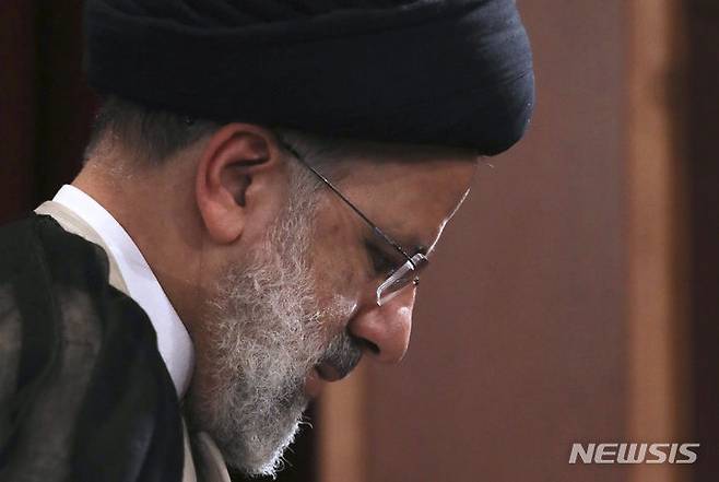 [테헤란=AP/뉴시스] 에브라힘 라이시 이란 대통령이 20일(현지시각) 헬기 사고로 사망한 것이 공식 확인됐다. 사진은 2021년 6월21일 이란 테헤란에서 취임 기자회견을 마치고 나오는 모습. 2024.05.20.