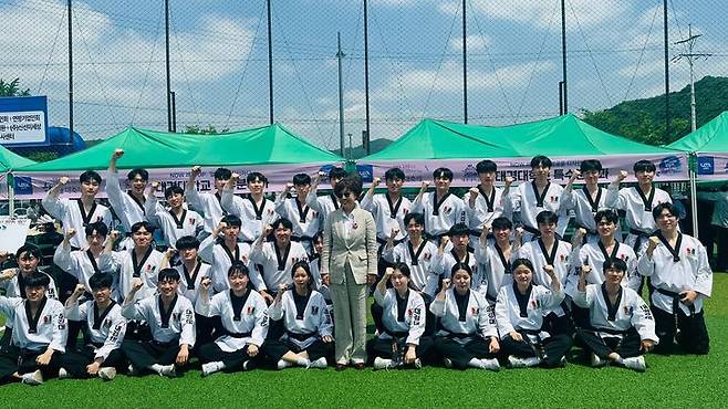 대경대 국제태권도 시범단이 시범을 보인 후 이채영 총장과 함께 기념 촬영을 하고 있다.  *재판매 및 DB 금지