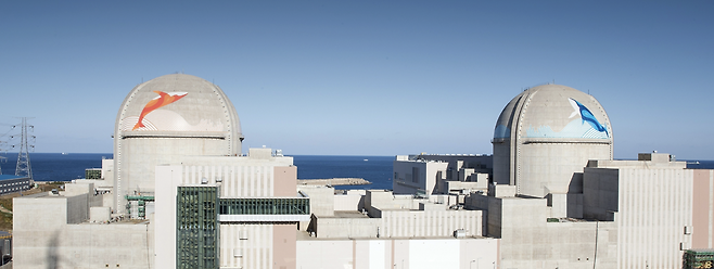 ▲ 경북 울진군에 위치한 한울원자력본부의 신한울 1(왼쪽), 2호기. 출처 : 현대건설 홈페이지