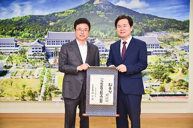 이철우 경북도지사가 신임 김호진 기획조정실장에게 임용장을 수여하고 있다. 경북도 제공