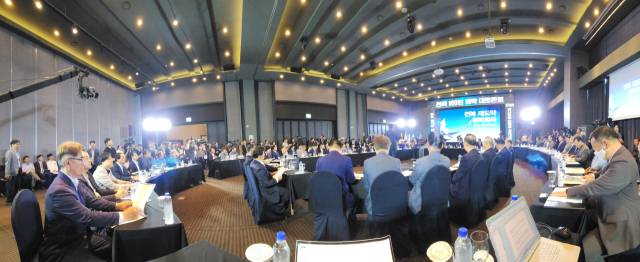 ▲전북 대도약 원탁회의가 20일 오후 전북 전주시 그랜드힐스턴호텔에서 열린 가운데 참석자들이 원탁에 둘러 앉아 있다. ⓒ프레시안