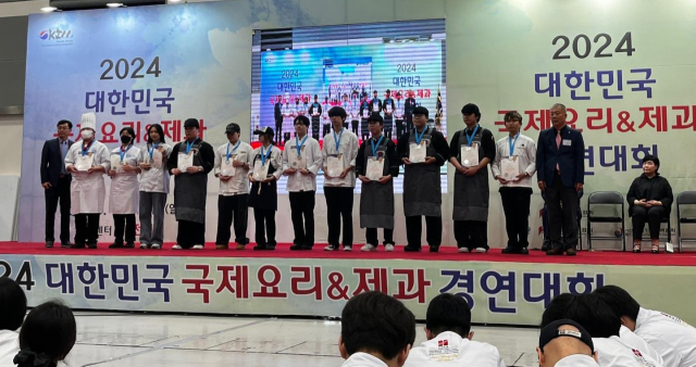 ▲마산대학교 외식조리제빵과 학생들이 지난 17~19일 열린 '2024 대한민국 국제요리·제과 경연대회'에서 대상 등을 수상하고 기념촬영을 하고 있다. ⓒ마산대