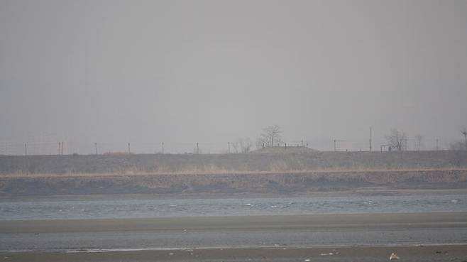북중 접경 단둥에서 바라본 압록강과 북한 (연합뉴스 자료사진)