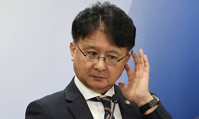 국무조정실 이정원 국무2차장이 19일 종로구 정부서울청사에서 해외직구 관련 추가 브리핑을 하고 있다. 연합뉴스