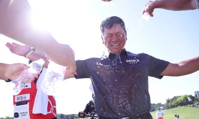 올해 54세의 최경주가 19일 제주도 서귀포시 핀스크 골프클럽에서 열린 한국프로골프(KPGA) 투어 SK텔레콤 오픈 최종 라운드에서 우승한 뒤 후배들로부터 축하 물세례를 받고 있다. KPGA 제공