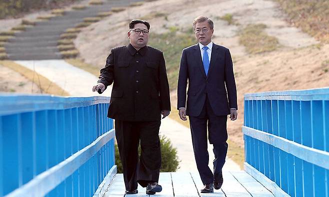 문재인 전 대통령(오른쪽)과 김정은 북한 국무위원장이 2018년 4월27일 판문점 도보다리에서 산책하며 담소를 나누고 있는 모습. 뉴시스 