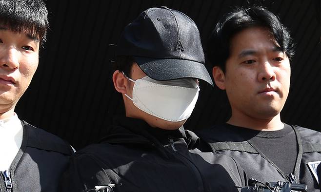 ‘교제 살인’ 의대생 최모(25)씨가 지난 14일 서울 서초구 서초경찰서에서 검찰로 구속송치되고 있다. 뉴스1