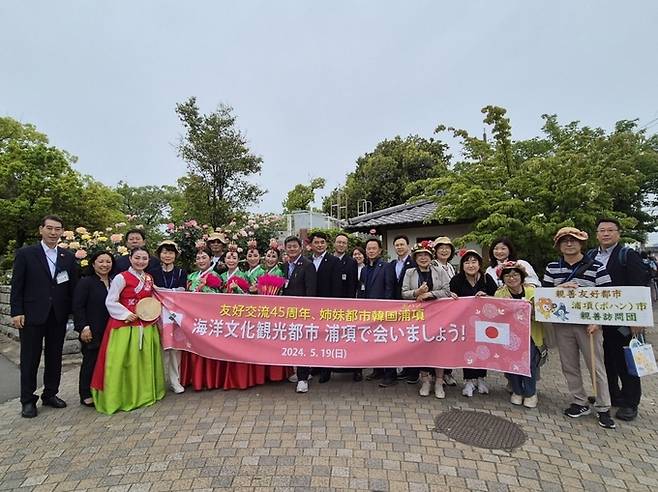 포항시 장미축제 축하사절단이 19일 일본 자매도시인 후쿠야마시에서 열린 ‘제57회 후쿠야마 장미축제’에 참가한 뒤 기념촬영을 하고 있다. 포항시 제공