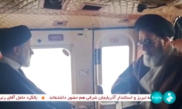 에브라힘 라이시 이란 대통령(오른쪽)이 사고 직전 헬기에 탑승중이던 마지막 모습이 이란 국영방송에 공개됐다.