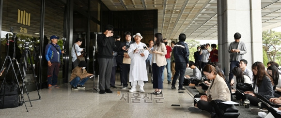 ‘명품 가방 의혹’ 관련 윤석열 대통령과 부인 김건희 여사를 고발한 인터넷 매체 서울의소리 백은종 대표가 20일 오후 고발인 신분으로 조사를 받기 위해 서울 서초구 서울중앙지검에 출석하며 취재진 질문에 답하고 있다. 2024.5.20안주영 전문기자