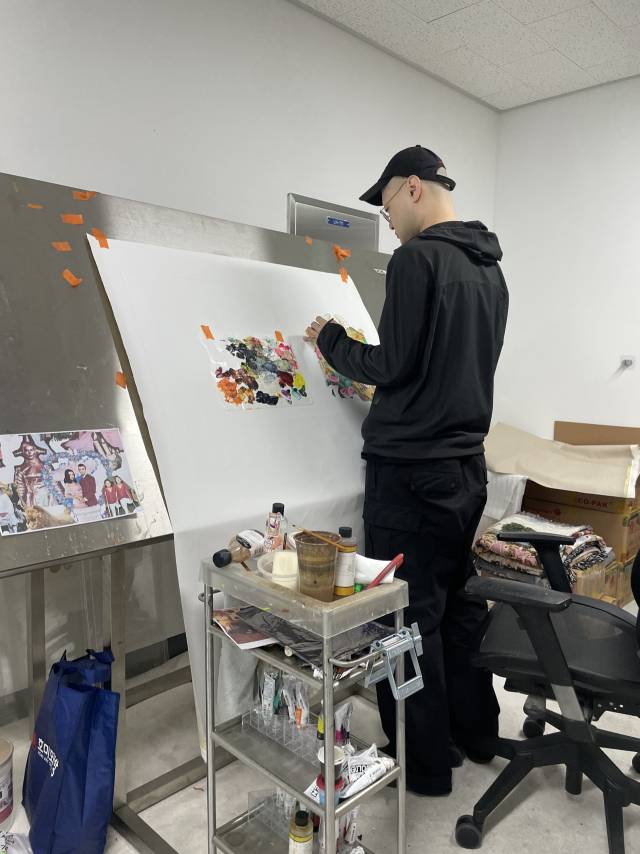 작업실에서 그림을 그리고 있는 노상호의 모습. 노상호의 작업실은 다른 작가들의 작업실과 사뭇 다른 분위기로, 미니멀리즘을 지향하는 1인 소호 사무실같은 느낌을 자아냈다. 사진=서지혜 기자
