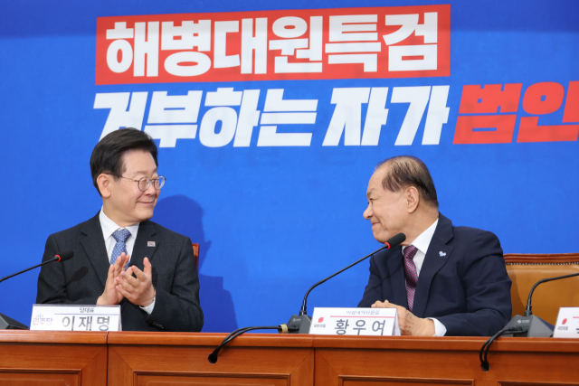 황우여(오른쪽) 국민의힘 비상대책위원장이 20일 오후 서울 여의도 국회에서 이재명 더불어민주당 대표를 예방해 대화하고 있다. 연합뉴스