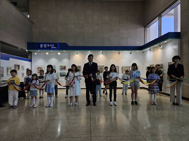 대전동부교육지원청이 어린이 미술 특별 전시 개막식을 하고 있다.Ⓒ대전교육청