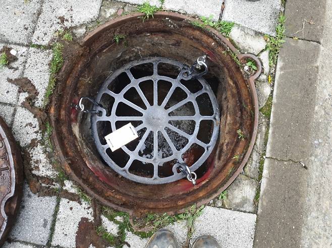 유천 2구역 중점 관리지역에 설치된 맨홀 추락방지 시설Ⓒ대전중구청