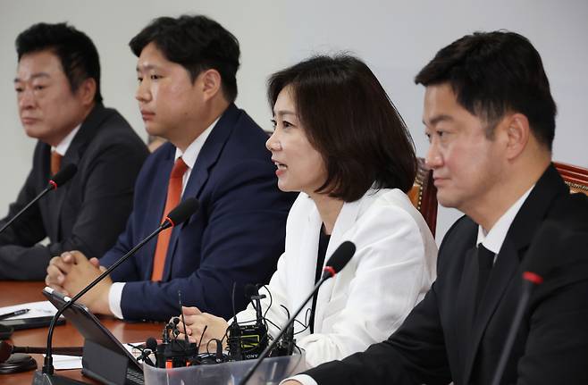 허은아 개혁신당 대표(오른쪽 두 번째)가 20일 국회에서 열린 최고위원회의에서 발언하고 있다. ⓒ연합뉴스