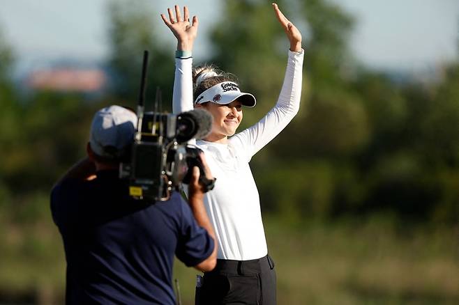넬리 코르다가 20일 미국 뉴저지주 저지시티의 리버티 내셔널GC에서 열린 LPGA 투어 미즈호 아메리카스 오픈 최종라운드에서 우승한 직후 두 팔을 번쩍 치켜들며 기뻐하고 있다. 저지시티｜AFP 연합뉴스