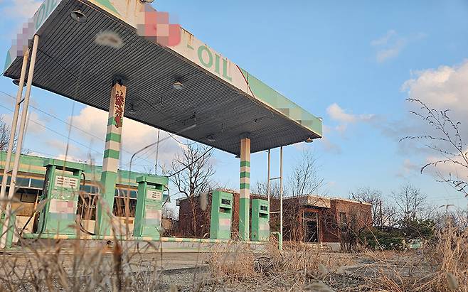 폐업을 했지만 시설을 철거하지 않아 흉물스럽게 변한 주유소가 적지 않다.[사진=뉴시스]