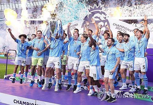 맨체스터 시티가 프리미어리그 최초 4연패를 기록한 클럽이 됐다. 펩 과르디올라 감독이 이끄는 맨시티는 20일 영국 맨체스터에 위치한 에티하드 스타디움에서 열린 웨스트햄 유나이티드와의 2023-24시즌 프리미어리그 38라운드 최종전서 3-1 완승을 거뒀다. 필 포든의 멀티골, 로드리의 쐐기골을 묶어 모하메드 쿠두스가 한 골을 만회한 웨스트햄을 눌렀다. 같은 시간 2위 아스널이 에버턴을 2-1로 꺾었으나 맨시티가 승점 91점 고지를 밟으며 2점 차로 아스널을 따돌리고 우승을 확정지었다. 연합뉴스