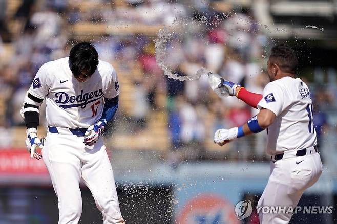 동료들에게 축하 물세례를 받는 오타니 [AP=연합뉴스]