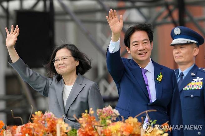 라이칭더 취임식서 손 흔드는 차이잉원(맨왼쪽) [AFP 연합뉴스 자료사진. 재판매 및 DB 금지]