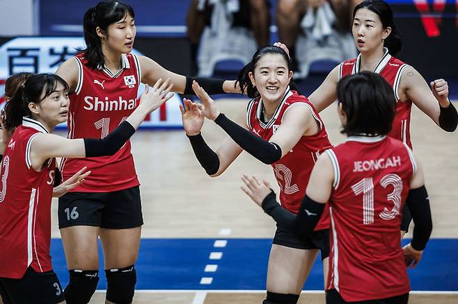 득점 후 기뻐하는 한국 여자배구 대표팀, FIVB