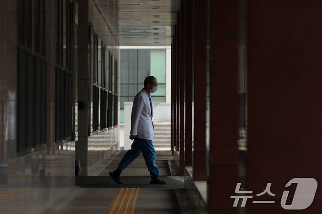 20일 서울의 한 대학병원에서 의료진이 이동하고 있다. 2024.5.20/뉴스1 ⓒ News1 신웅수 기자