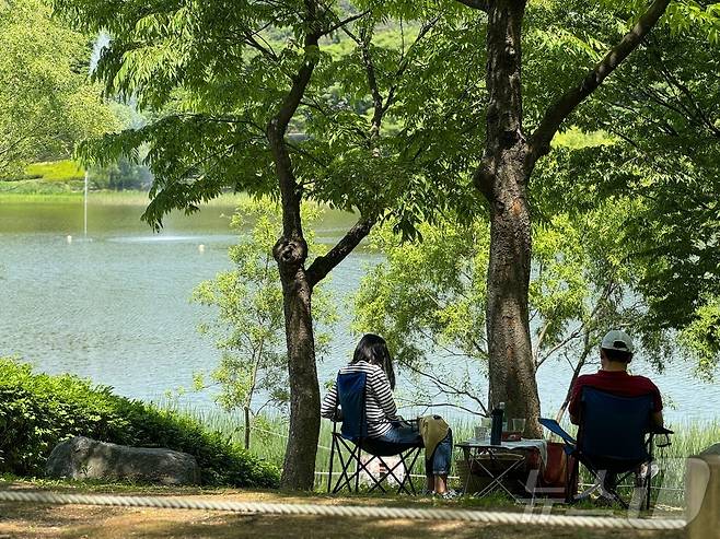 화창한 봄날씨를 보인 19일 오전 인천시 남동구 인천대공원을 찾은 시민들이 휴식을 취하고 있다.2024.5.19/뉴스1 ⓒ News1 박소영 기자
