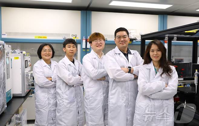한국화학연구원 에너지소재연구센터 연구팀이 기념촬영을 하고 있다.(화학연 제공)/뉴스1