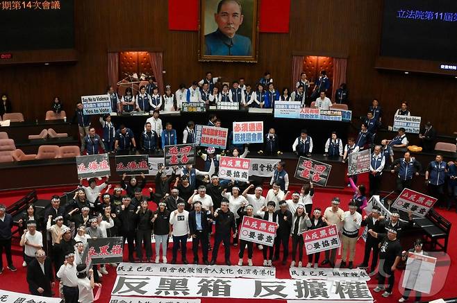 21일(현지시간) 라이칭더 신임 총통이 취임한지 하루 만에 대만 입법원이 혼란에 휩싸였다. 2024.05.21. ⓒ AFP=뉴스1 ⓒ News1 정윤영 기자