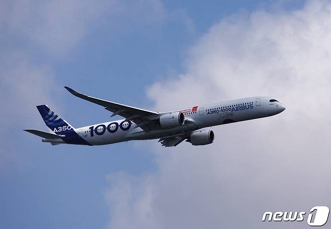 지난 18일 싱가포르의 창이전시센터에서 개최된 '싱가포르 에어쇼'를 앞두고 에어버스 A350-1000 항공기가 시험 비행을 하고 있다. 2024.2.18 (사진은 기사 내용과 무관함) ⓒ 로이터=뉴스1 ⓒ News1 강민경 기자