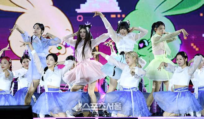 뉴진스가 21일 서울 경복궁에서 열린 ‘코리아 온 스테이지’에서 공연을 하고 있다. 사진 | 최승섭기자 thunder@sportsseoul.com