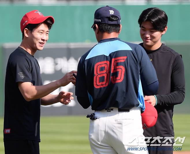 2014년 입단한 박찬호는 김 코치와 함께 선수생활을 했다. 그만큼 더 편안한 모습.