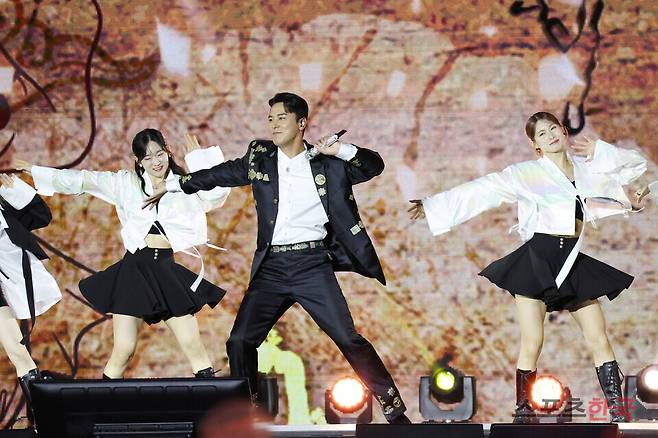 '코리아 온 스테이지' 무대에 오른 가수 장민호. ⓒ이혜영 기자 lhy@hankooki.com