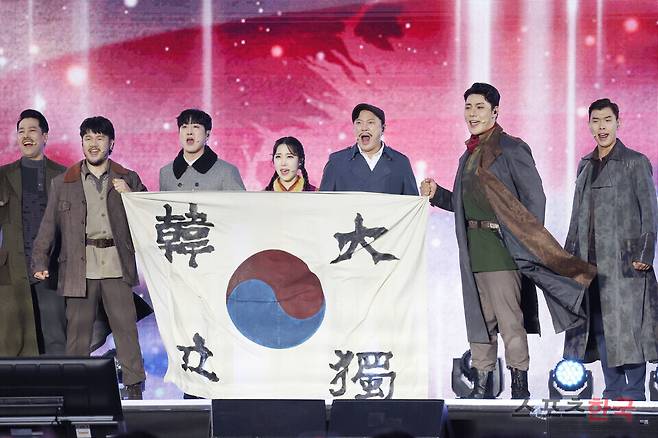 '코리아 온 스테이지' 무대에 오른 배우 정성화와 뮤지컬 '영웅' 팀. ⓒ이혜영 기자 lhy@hankooki.com