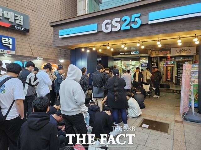 지난 19일 서울 관악구 GS25 더관악점 매장 앞에 넥슨 '블루아카이브' 한정판 협업 굿즈를 구매하기 위해 방문한 고객들이 줄지어 서 있다. /우지수 기자