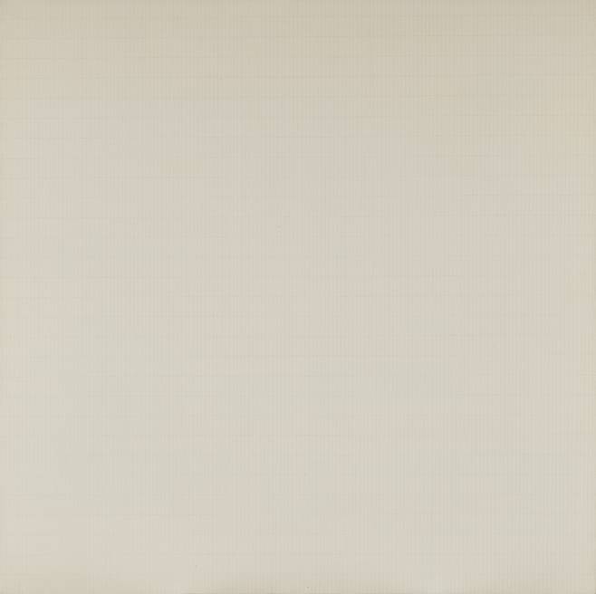 아그네스 마틴, '나무'(1964). 사진에는 잘 담기지 않지만 가까이서 직접 보면 수없이 그린 선과 격자 무늬가 드러난다. 작가는 한 인터뷰에서 "처음 그리드를 그렸던 당시 우연찮게 나무의 순수함을 생각하고 있었고, 그러다 이 격자무늬가 머릿속에 떠올랐다. 나는 그게 순수함을 나타낸다고 생각했고 만족스럽다"고 말했다. 캔버스에 아크릴, 연필, 190.5 x 190.5 cm, 리움미술관 © Estate of Agnes Martin  Artists Rights Society (ARS), New York – SACK, Seoul /솔올미술관