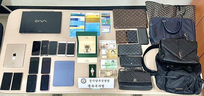 경찰이 성매매 업소를 운영한 중국인 부부의 집에서 발견해 압수한 물품. /경기남부경찰청
