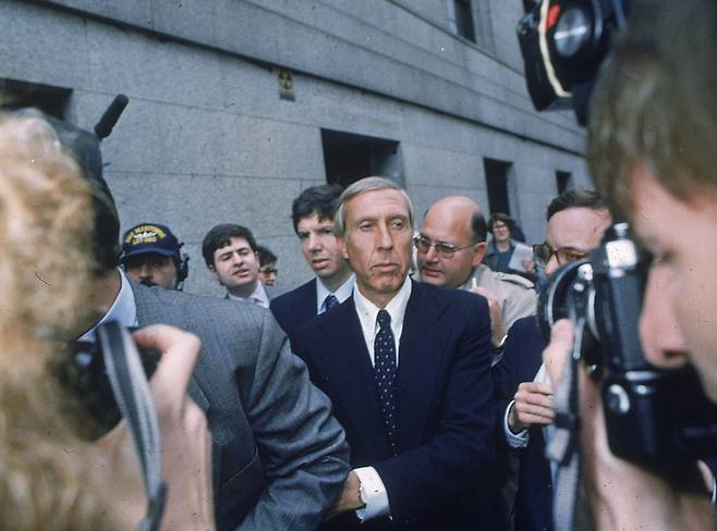 1987년 4월 24일 뉴욕 연방 법원을 나서고 있는 아이번 보스키./AP 연합뉴스