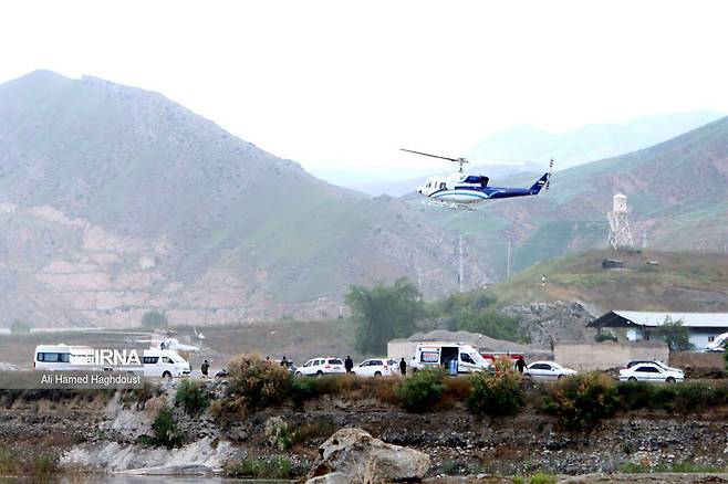 19일 에브라힘 라이시 이란 대통령 일행을 태운 헬기가 아제르바이잔의 국경이 가까운 이란 북동부에서 이륙하고 있다./UPI 연합뉴스