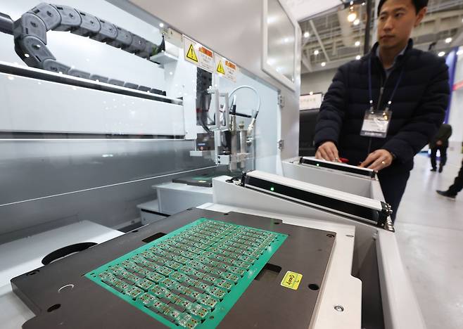 2월 21일 경기 수원시 영통구 수원컨벤션센터에서 열린 '2024 스마트 SMT & PCB 어셈블리'에 다양한 표면실장기술(SMT) 및 PCB 관련 장비가 전시돼 있다. /연합뉴스